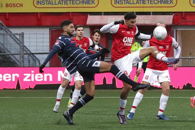 其一是赛车 其一是赛车